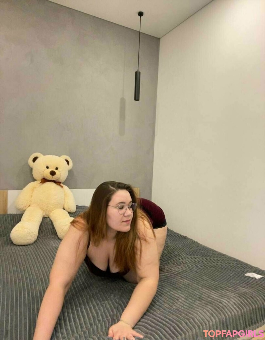 curvy iris nudes actress photos