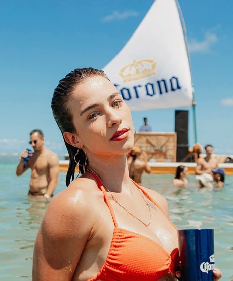 Laryssa Ayres model sexy pictures