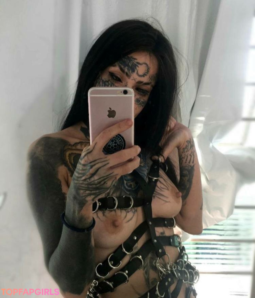 Insaneinternetgrl model nude photo