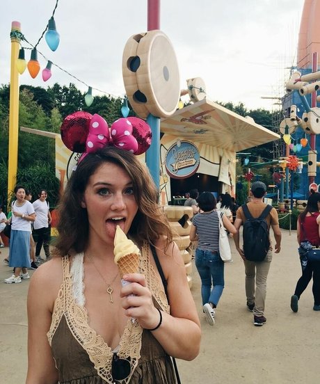 Leighton Wilson art actress photos