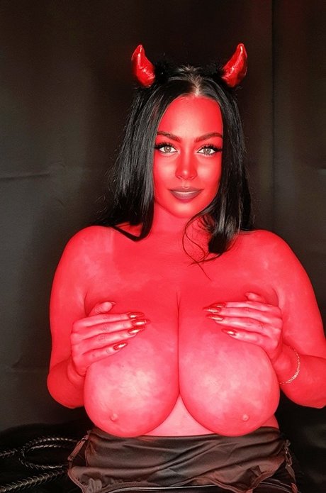 Busty Klara model hot img