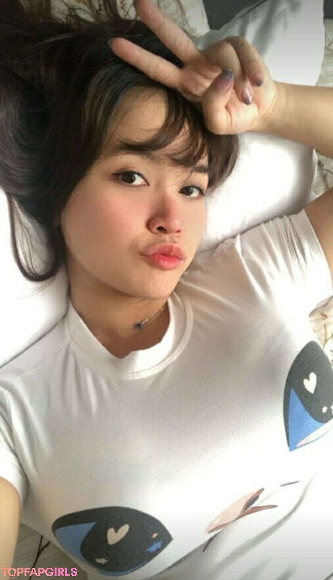 asian eyes v model perfect picture