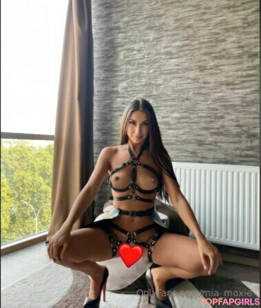 mia moxie model perfect photo