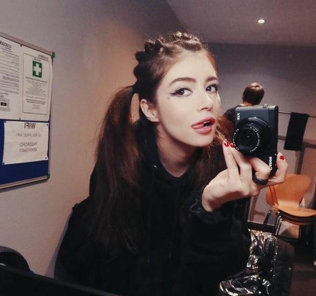Chrissy Costanza nice actress photo