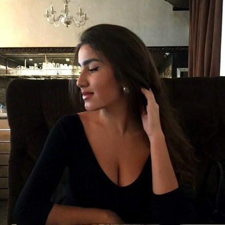 Valeriia Simavonian perfect model image