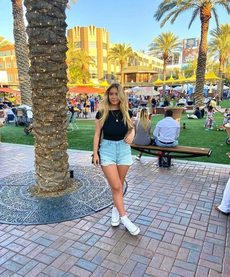 Caitlin Betterly perfect model photo