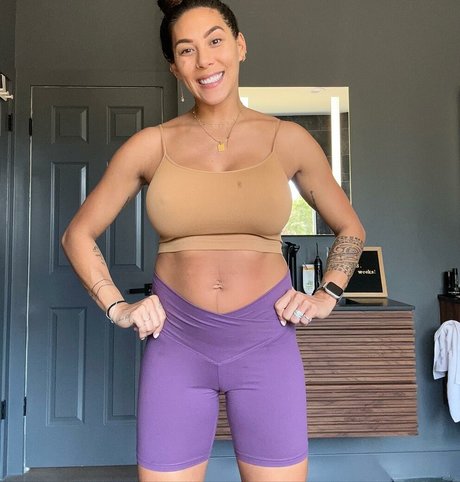 Hannah Eden Fitness naked model pic