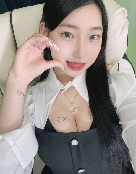 akikxxo nude model picture