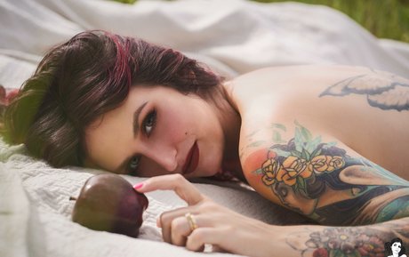 Lovemeferal naked star picture