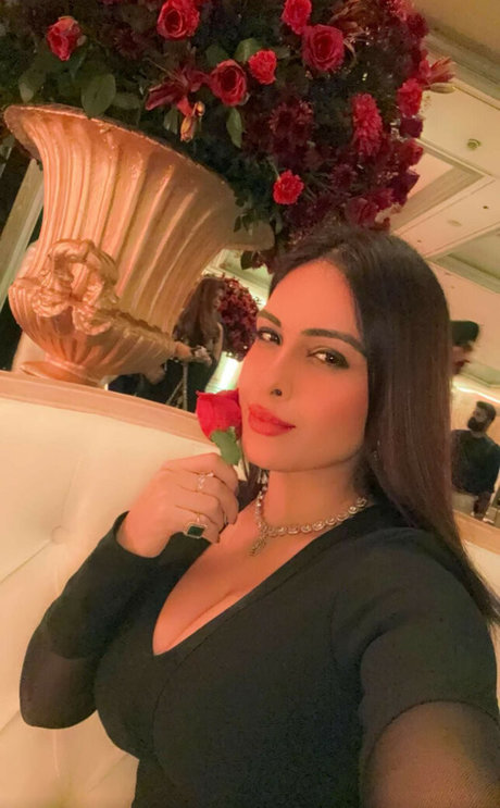 Nehhaa Malik sexy star gallery