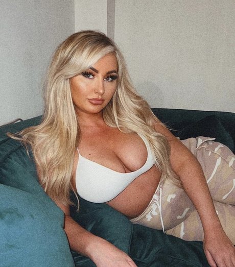 Bethjadeamberx erotic model picture