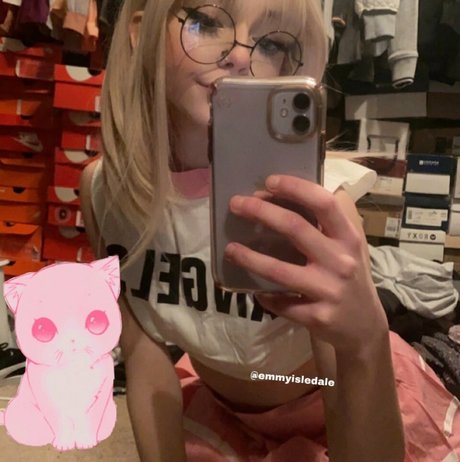 emmyyyraee naked actress photo