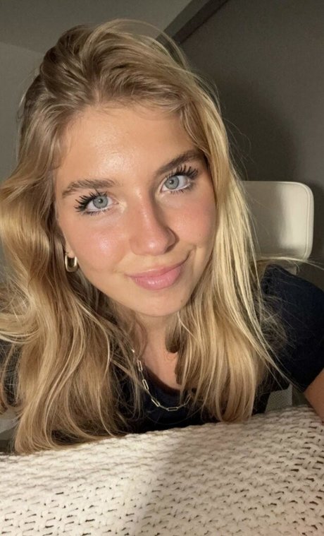 Aniela Leon star free pics