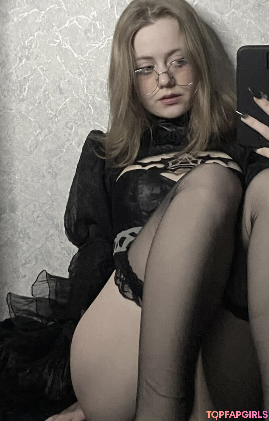 Vwemor model adult pic