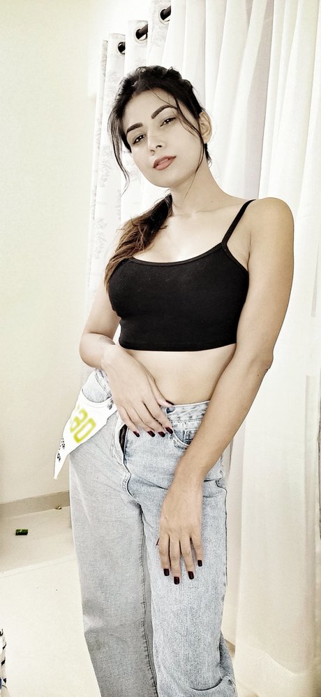 Annie Sharma top model pics