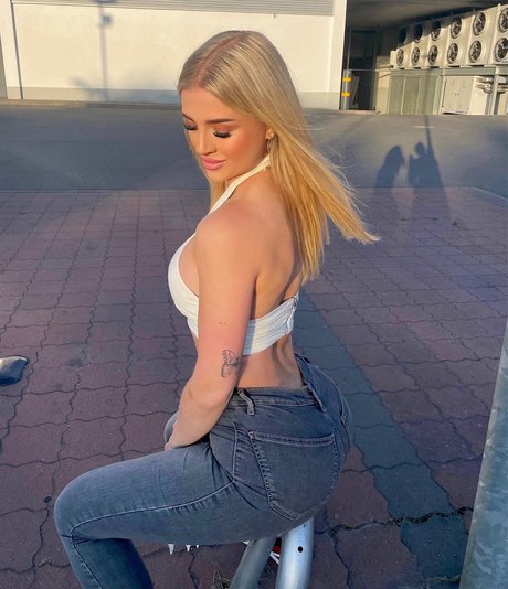 girl next door onlyfans top image