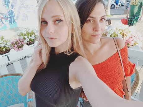 Invaderdd Dee Mente sexy actress pic