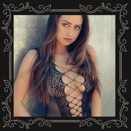 Erin Cahill nudes actress gallery