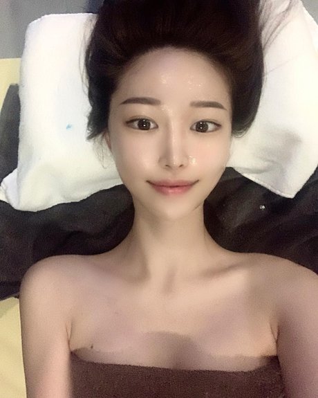 Vin Daily nude model img