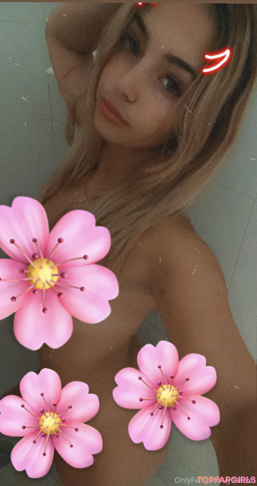 Yitsitaxo pornographic model photo