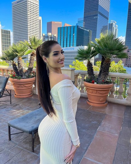 Diana Malchanovich_ art model galleries