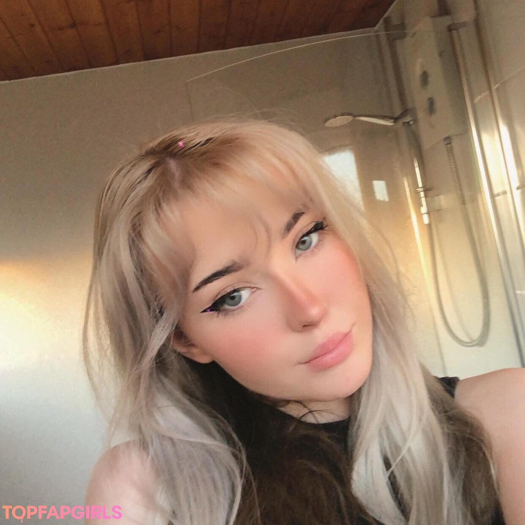 Millie Wild hot model photo