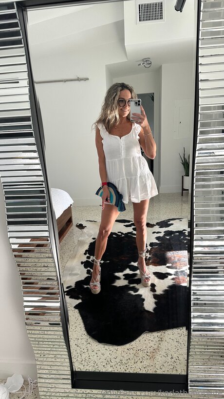 Karlathehotwife art model pic