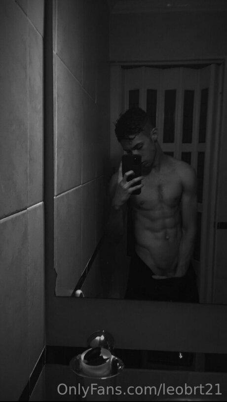 Leobrt21 adult model picture