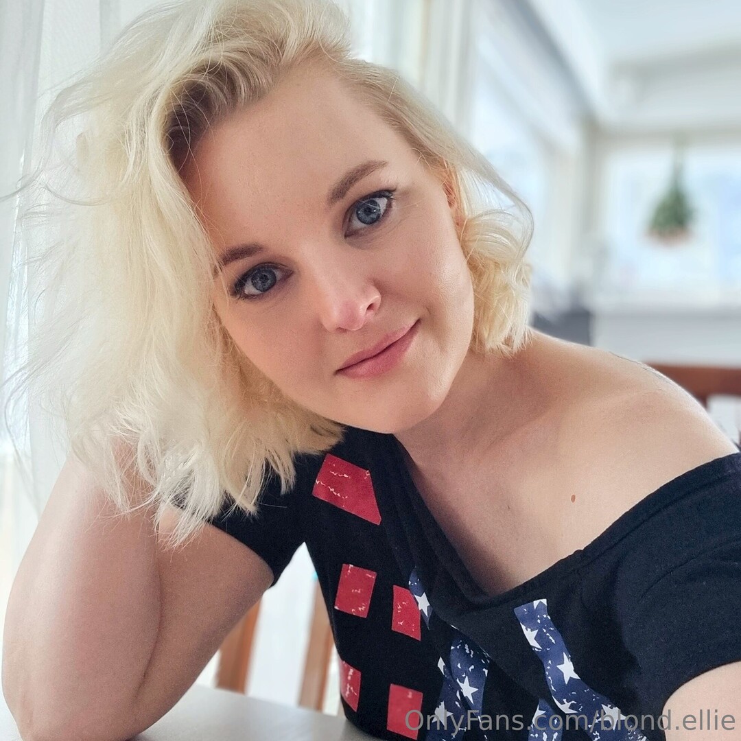 Blond Ellie model hot pics