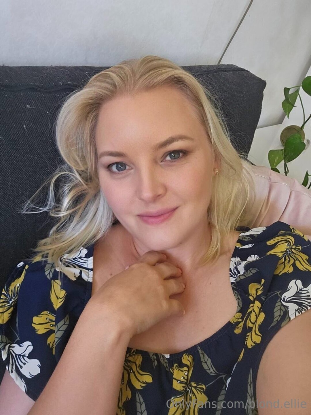 Blond Ellie beautiful star picture