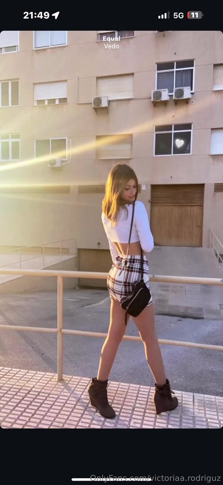 Victoriashows adult model img