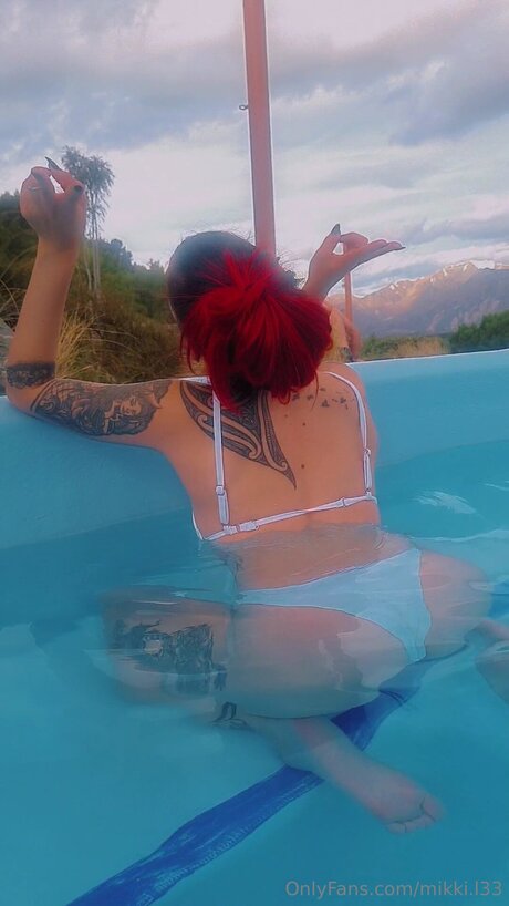 Mikki L33 porn model img