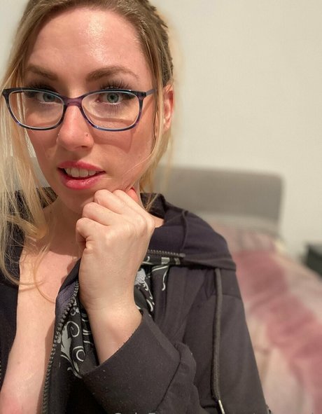 Pastrypeach model nude pic