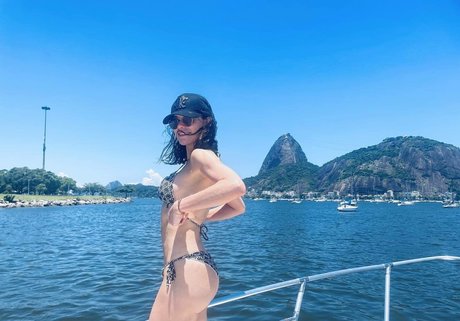 Alinne Moraes erotic model photo