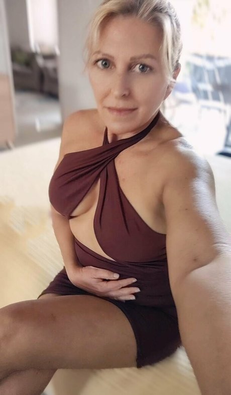 AmandaAdams erotic actress pics