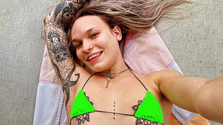 Littlelyssy pretty pornstar photos