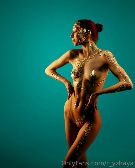 R Yzhaya sexy model picture