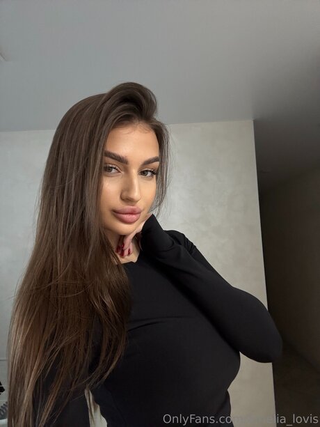 Amelia Lovis free model pics