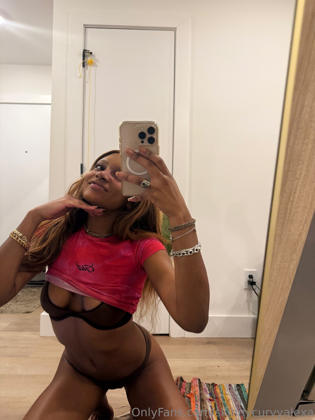 Skinnycurvyalexa star naked photos