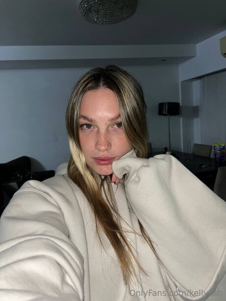 Kellyfish model free photo