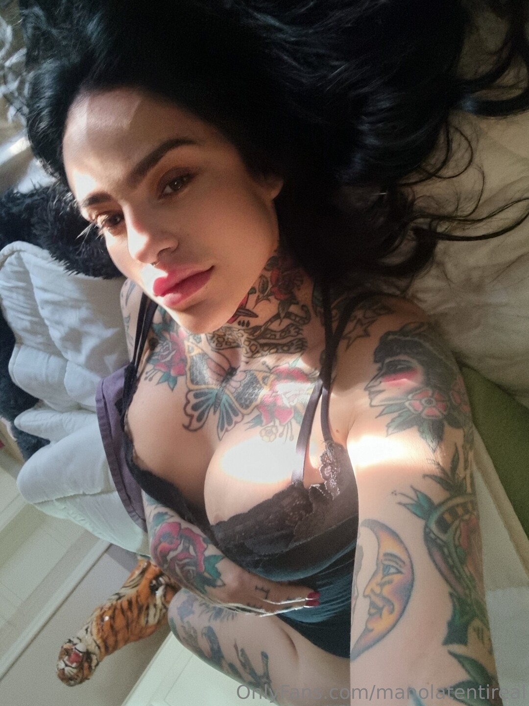 Manolatentireal model perfect galleries
