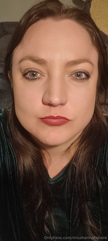 Misshannahshere model top image