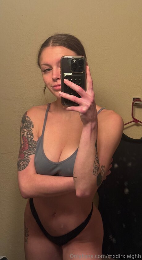 Mxdirxleighh model art galleries