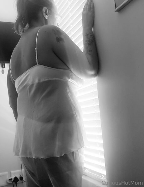 U27739437 model exclusive image