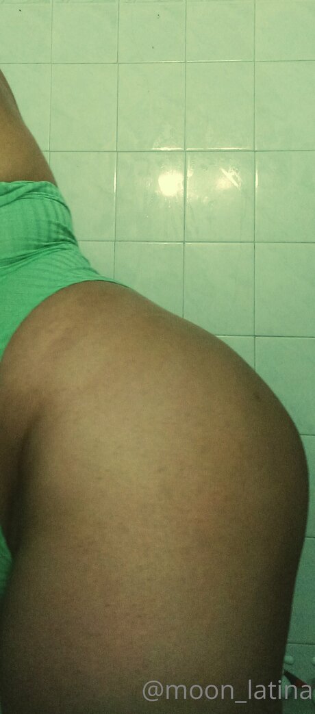 Moon Latina model hd img