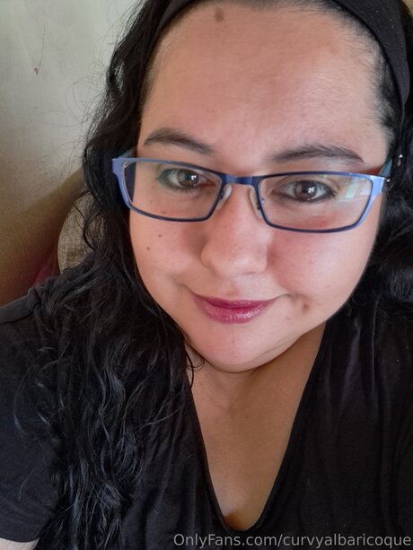 Curvyalbaricoque top model pictures