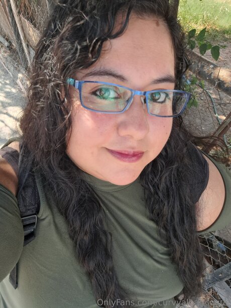 Curvyalbaricoque art model pic