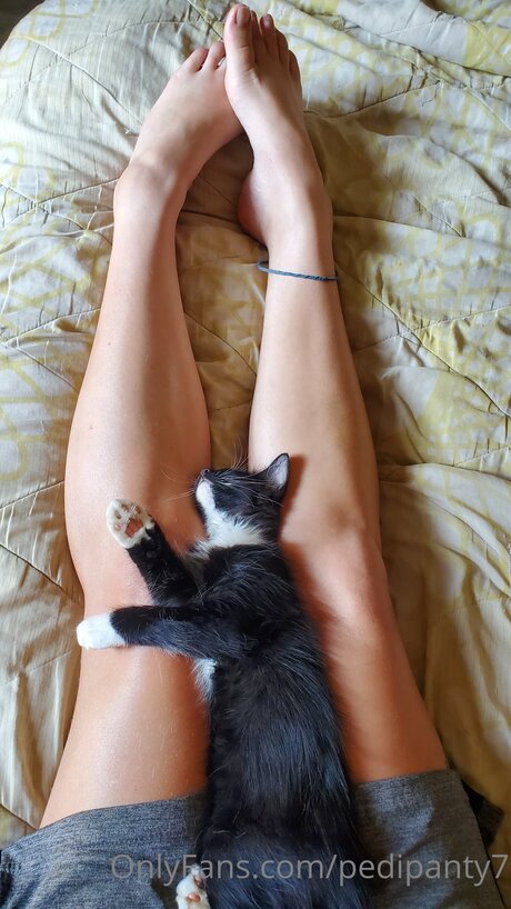 skinny brunette onlyfans erotic img