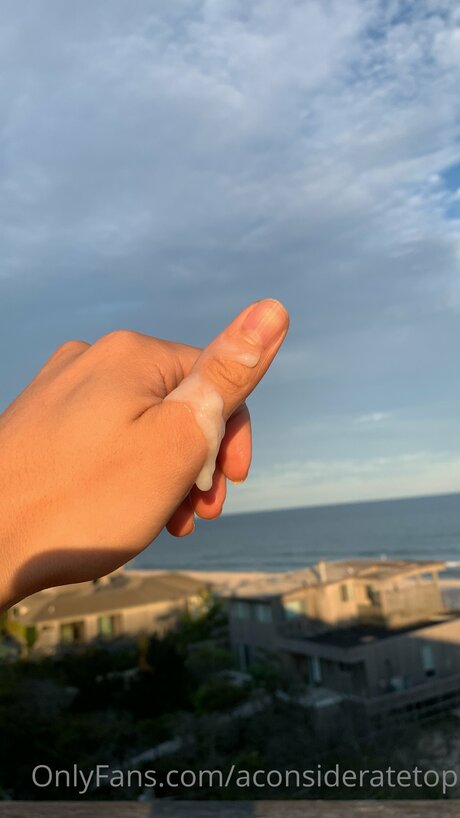 Aconsideratetop porn model pic