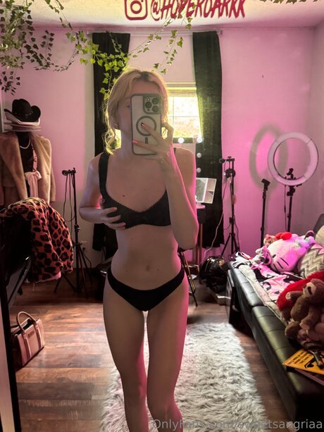 Sweetsangriaa model xxx photo